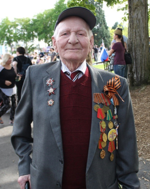 photo of Redmond resident Evgeniy Viknyanskiy served in the Russian Navy during World War II. Photo courtesy of Yuliya Paradnaya.