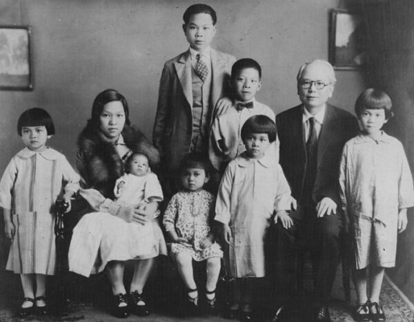 Art Wing and Ou Shee Eng young family. Circa 1931. 